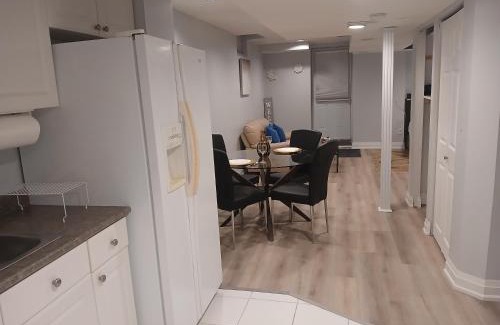 Lisgar Apartamento | Furnished calm basement studio apartment