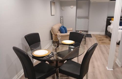 Lisgar Apartamento | Furnished calm basement studio apartment