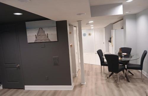 Lisgar Apartamento | Furnished calm basement studio apartment