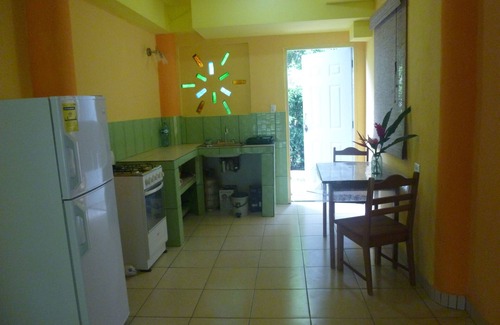 Big Creek Apartamento | Casa amueblada de estilo caribeño, a 150 metros de la playa y todavía cerca de la ciudad.