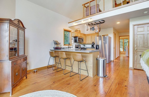 Flippin Cabina | Furnished Deck & On-Site Creek: Rae Valley Cabin