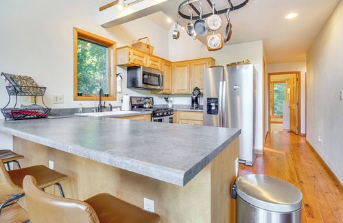 Flippin Cabina | Furnished Deck & On-Site Creek: Rae Valley Cabin
