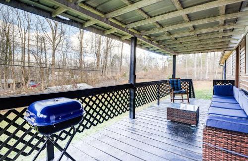 Cosby Casa | Furnished Deck Rustic Cabin in Cosby!