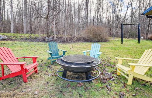 Cosby Casa | Furnished Deck Rustic Cabin in Cosby!