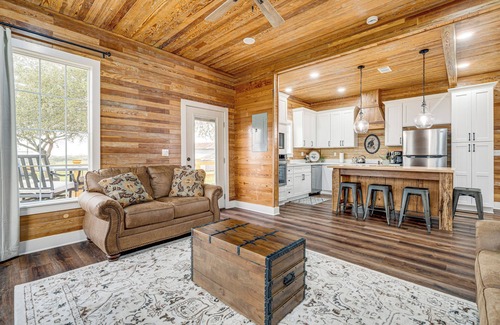Schulenburg Casa | Furnished Deck + Views: Rural Schulenburg Retreat