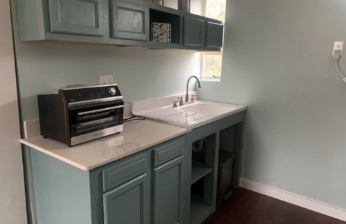 East Point Apartamento | Furnished efficiency apartment above artist's studio for rent.