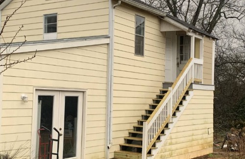 East Point Apartamento | Furnished efficiency apartment above artist's studio for rent.
