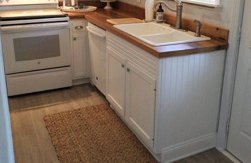 Fifth Ward Casa | Furnished Newport Beach Cottage- 3 Month Rental. March, April, May only 2024.