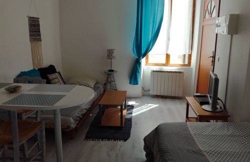 Pont-Saint-Esprit Apartamento | Amueblado remodelado con balcon