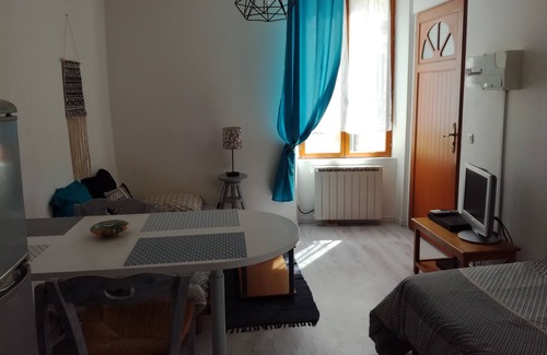 Pont-Saint-Esprit Apartamento | Amueblado remodelado con balcon