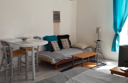 Pont-Saint-Esprit Apartamento | Amueblado remodelado con balcon