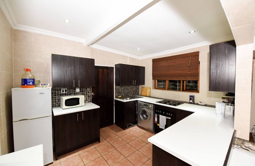 Greater Johannesburg Metropolitan Area Casa | Amueblado y con servicio, cabañas con jardín privado