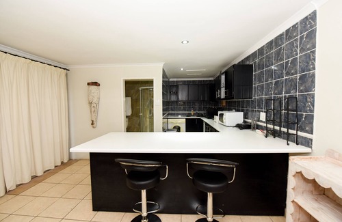 Greater Johannesburg Metropolitan Area Casa | Amueblado y con servicio, cabañas con jardín privado