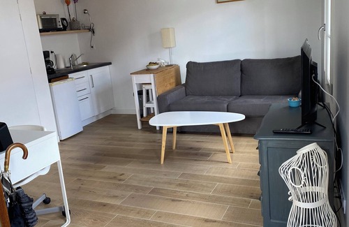 Corcoue-sur-Logne Apartamento | Furnished studio apartment sleeps 4 in a quiet location.