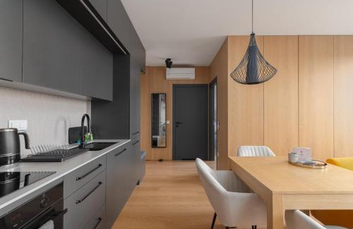 Lodz Apartamento | Fuzja w Chmurach - parking, klimatyzacja by FuzjaAparts