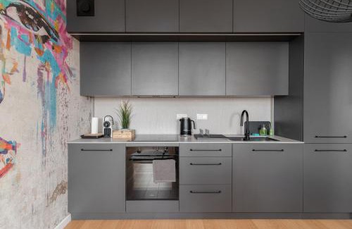 Lodz Apartamento | Fuzja w Chmurach - parking, klimatyzacja by FuzjaAparts