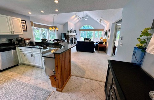 Rye Beach Casa | FV43 Bretton Woods single level home with AC on golf course