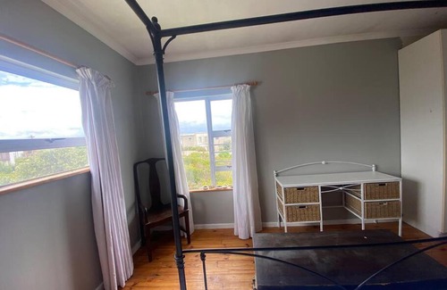 Betty's Bay Casa | Fynbos Lodge - a fynbos beach house