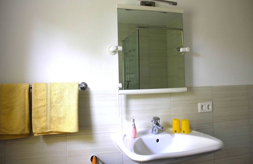 Muritz Cama Y Desayuno | FZ first floor - vacation room with bed and breakfast