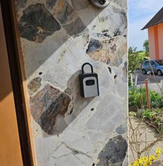Unterallgau Apartamento | GästeZimmer im Altbau Dachgeschoss mit kleinem Bad WLAN, TV und Parkplatz