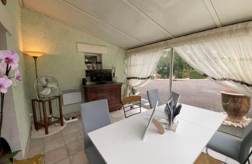 Sarlat-la-Caneda Casa | Gîte 1 à 6 personnes Rez de jardin de la villa piscine et sauna à partager Jacuzzi en option