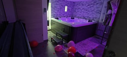 Benfeld Casa | Gîte Ange ou Démon, jacuzzi, sauna, love room, location à la journée
