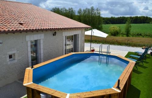 Salles-de-Barbezieux Casa | Gîte Charentais avec piscine, terrasse, et pêche - confort moderne et charme rural - FR-1-653-87