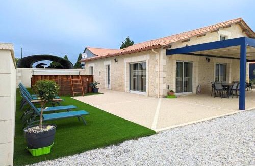 Salles-de-Barbezieux Casa | Gîte Charentais avec piscine, terrasse, et pêche - confort moderne et charme rural - FR-1-653-87