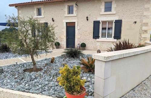 Salles-de-Barbezieux Casa | Gîte Charentais avec piscine, terrasse, et pêche - confort moderne et charme rural - FR-1-653-87