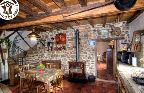 Chirassimont Casa | Gîte charmant avec four à pain, jardin, terrasse, jeux et poêle à bois, acceptant animaux - FR-1-496-137