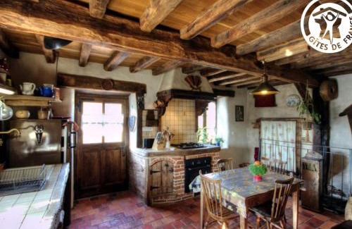 Chirassimont Casa | Gîte charmant avec four à pain, jardin, terrasse, jeux et poêle à bois, acceptant animaux - FR-1-496-137