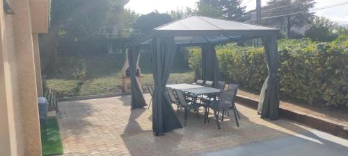 Feyzin Casa | Gîte climatisé à 15 min de Lyon avec jardin privé