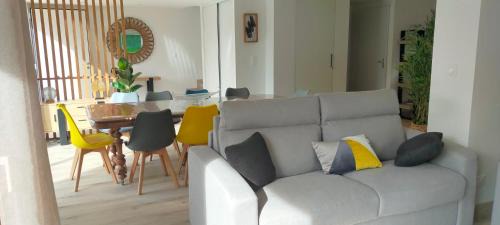Feyzin Casa | Gîte climatisé à 15 min de Lyon avec jardin privé