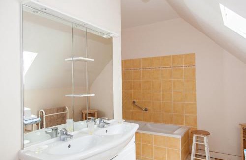 Arthon Casa | Gîte cosy en Berry avec jardin et parking, proche de Châteauroux, pour 10 personnes - FR-1-591-31