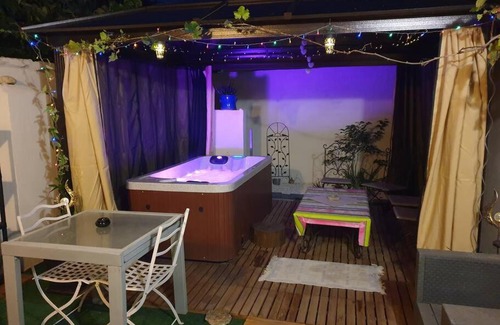 Gignac-la-Nerthe Casa | Gîte Cosy tout confort avec jacuzzi Nid d'Amour