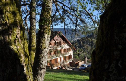 Dommartin-les-Remiremont Cabaña | Gîte dans chalet Chloé-Terraza-Gîte-Familiar-Baño con ducha