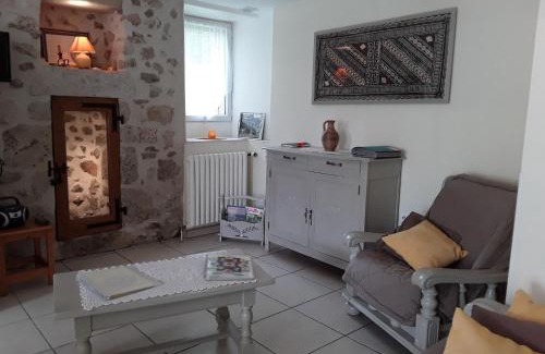 Saint-Georges-Lagricol Casa | Gîte de charme en Auvergne, cour fermée, jardins privés, BBQ, babyfoot, proche St Jacques de Compostelle - FR-1-582-232