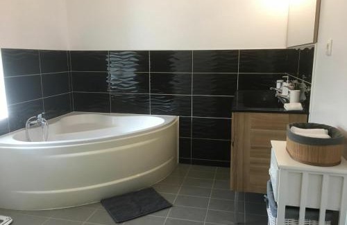 Fleville-Lixieres Casa | Gîte de Charme avec Sauna, Salle de Jeux et Connexion Fibre en Lorraine - FR-1-584-166
