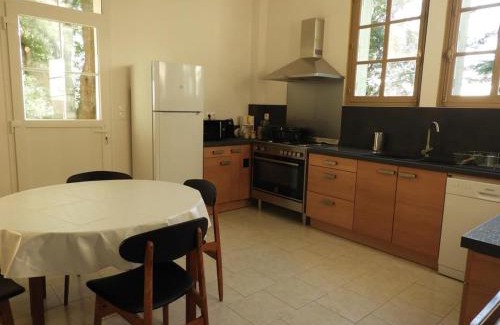 Ecommoy Casa | Gîte de charme au Mans, 4 chambres, grand jardin, terrasse, Wi-Fi, proche commerces - FR-1-410-318