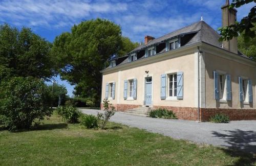 Ecommoy Casa | Gîte de charme au Mans, 4 chambres, grand jardin, terrasse, Wi-Fi, proche commerces - FR-1-410-318
