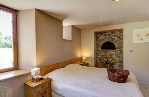 Croizet-sur-Gand Casa | Gîte de charme avec piscine privative, terrasse, jardin, proche rivière - animaux acceptés - FR-1-496-25