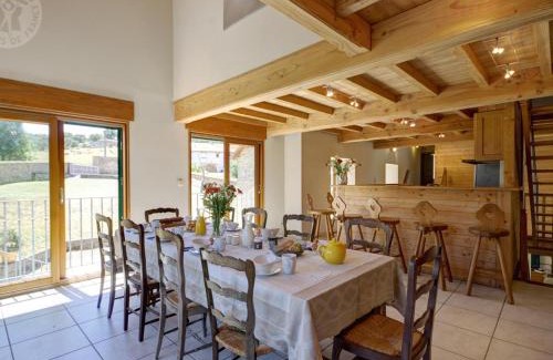 Croizet-sur-Gand Casa | Gîte de charme avec piscine privative, terrasse, jardin, proche rivière - animaux acceptés - FR-1-496-25