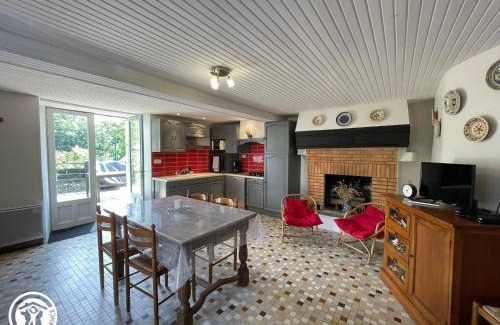 Vouvant Casa | Gîte en cité médiévale de Vouvant avec parking privatif, 4 chambres - FR-1-426-590