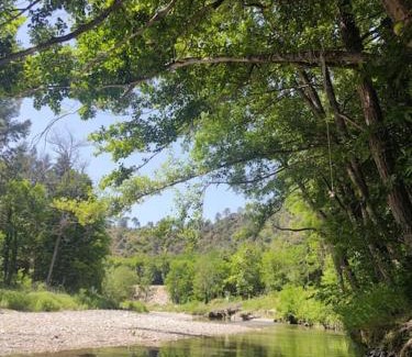Saint-Andre-de-Valborgne Apartamento | Gîte et jardin en bord de rivière