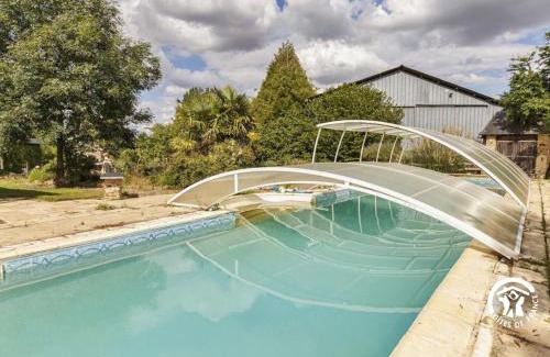 Gennes-sur-Glaize Casa | Gîte familial avec piscine couverte, animaux et grand jardin, tout inclus, jusqu'à 11 pers - FR-1-600-234