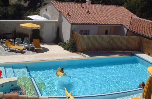 Saint-Cybardeaux Casa | Gîte familial avec piscine chauffée, jardin clos, équipement bébé, au cœur d'une propriété viticole. - FR-1-653-70