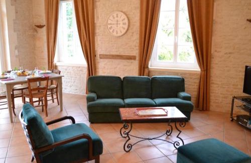 Saint-Cybardeaux Casa | Gîte familial avec piscine chauffée, jardin clos, équipement bébé, au cœur d'une propriété viticole. - FR-1-653-70