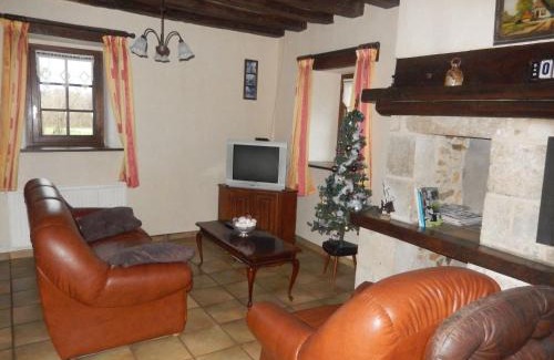 Arthon Casa | Gîte familial près de Châteauroux avec jardin, aire de jeux et location de salle, idéal pour 8 pers. - FR-1-591-12