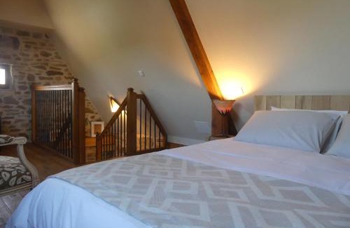Frontenac Casa | Gîte Fleurs d'eau, Le Hameau du Quercy, charme, calme, piscine naturelle