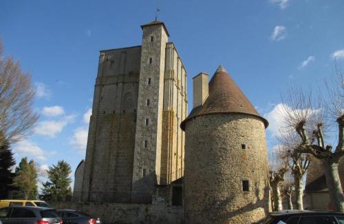 Huriel Casa | Gîte Indépendant avec Cour Close, WiFi et Chauffage Compris – Proche Montluçon et Néris-les-Bains - FR-1-489-27
